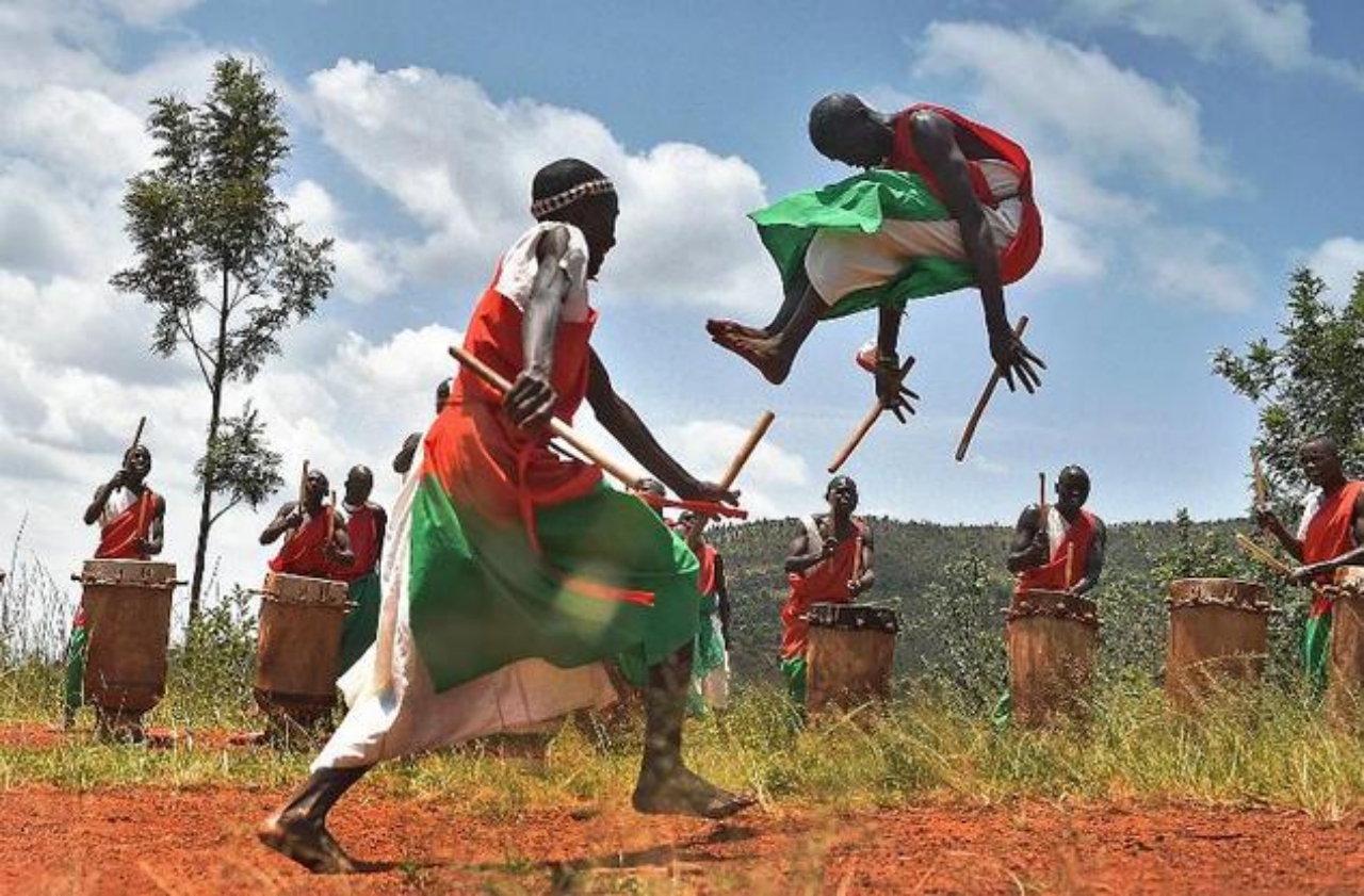 Ритуальные танцы племен. Ритуальные танцы народов Африки. Народ Тутси в Африке танцы. Танцы народов Африки. Африканские ритуальные танцы.